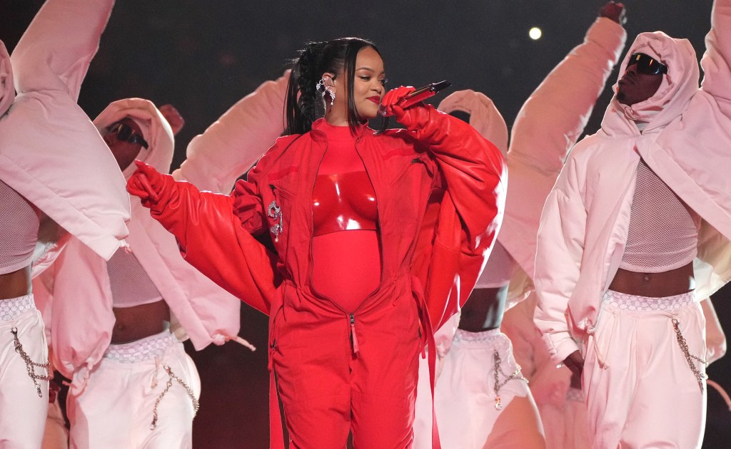 Super Bowl halftime: Rihanna earns $5.6 million from makeup touchup