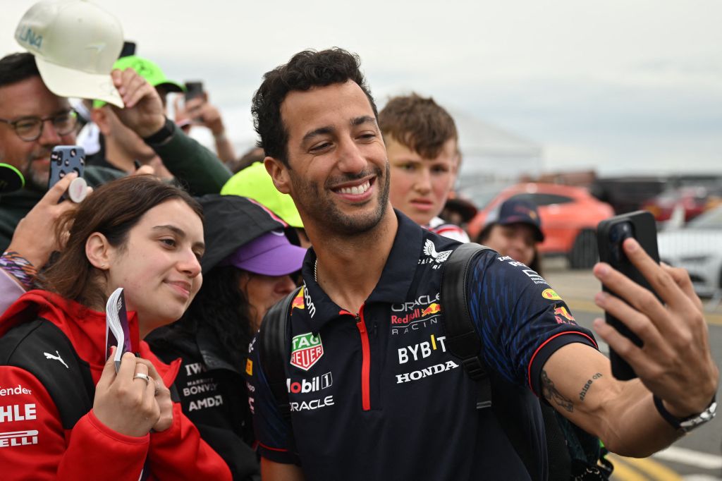 F1 world celebrates as Daniel Ricciardo returns to the grid