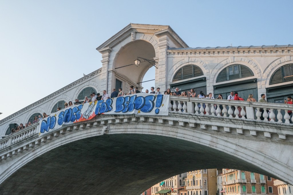 : Activists of “No Space For Bezos” displayed a banner on the Rialto Bridge. Image: Getty