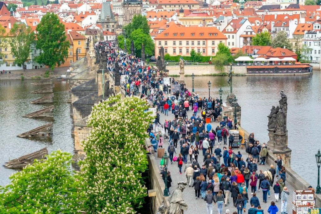 Crowds of tourists cross Prague’s iconic Charles Bridge. As visitor numbers surge, the city is cracking down on pub crawls, beer bikes, and late-night partying to preserve its historic core.
getty