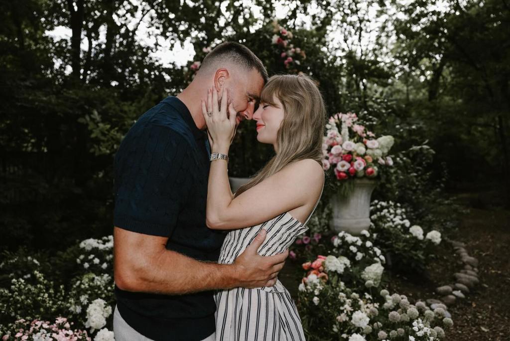 Taylor Swift ans Travis Kelce are engaged.