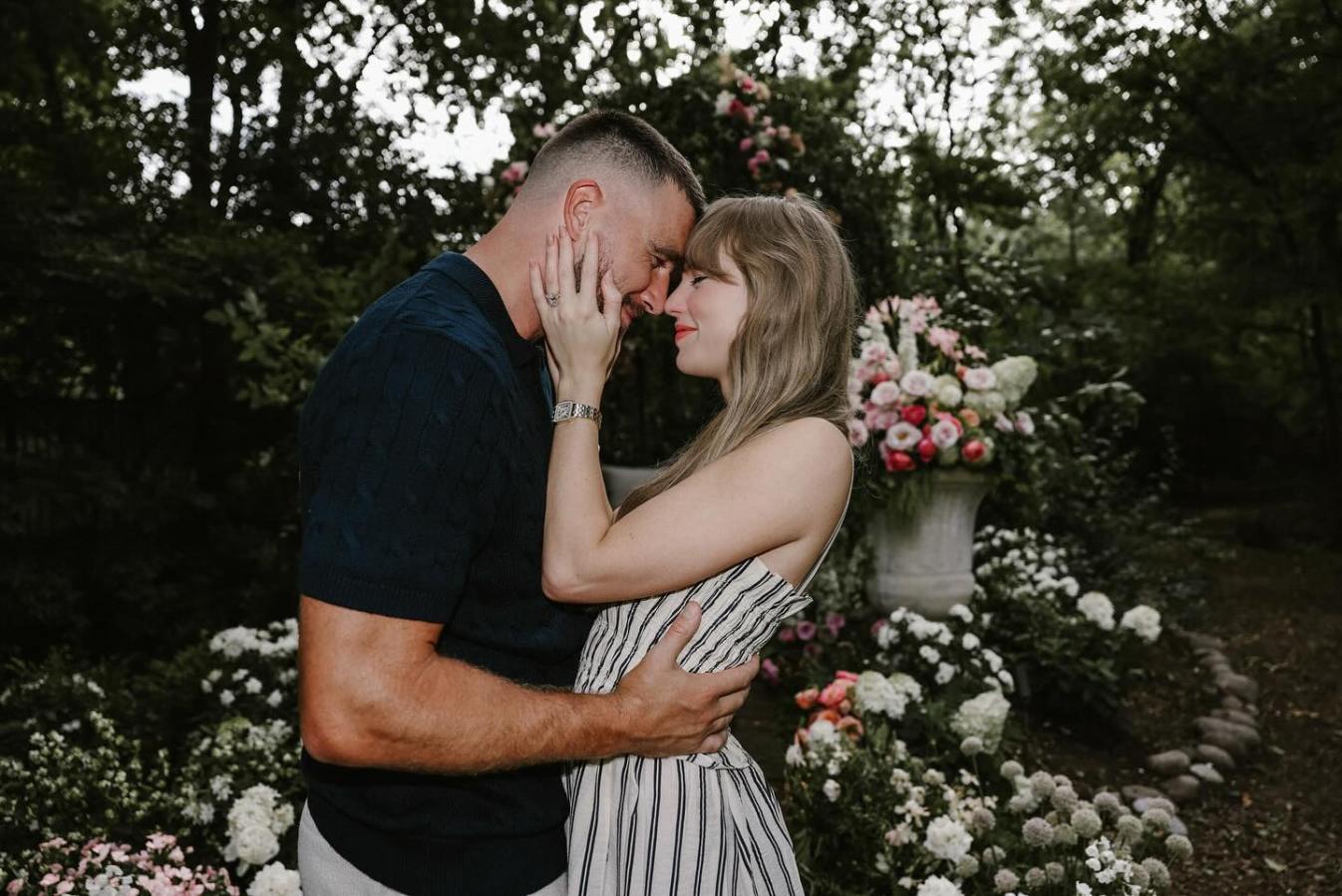 Taylor Swift ans Travis Kelce are engaged.